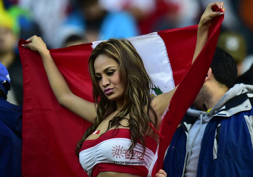 Una tifosa peruviana ha attirato le attenzioni dei fotografi durante la partita tra Brasile e Per a Temuco. Afp